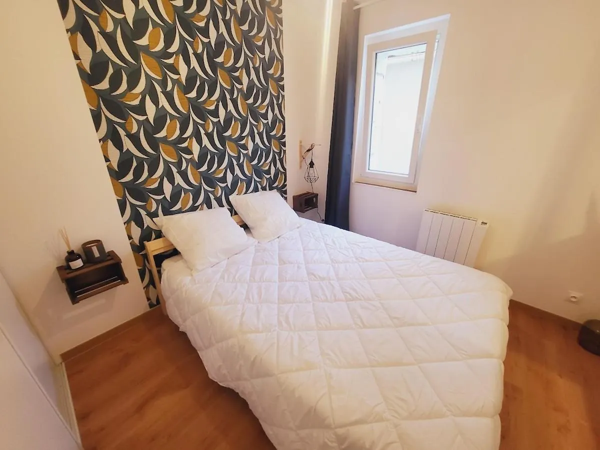Leni, Appartement Intramuros Avignon 0*,  France